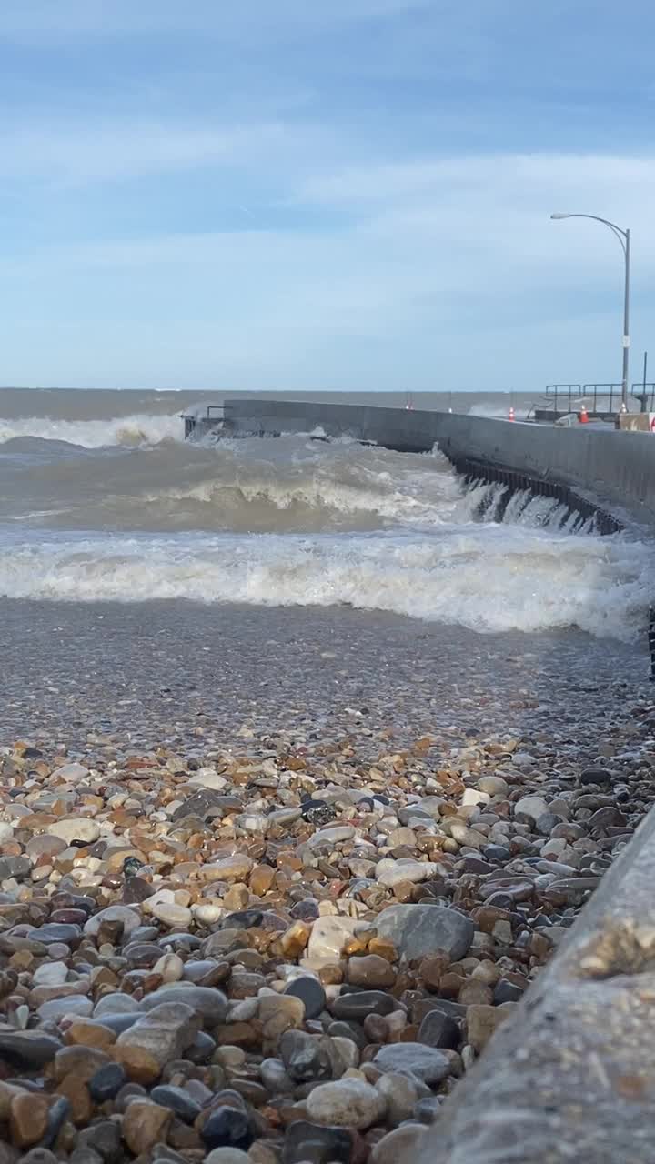 巨浪冲击着密歇根湖的塔海滩视频素材