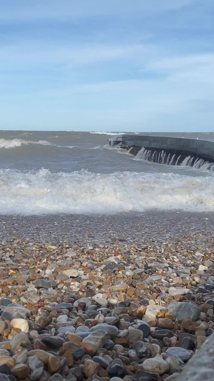 巨浪冲击着密歇根湖的塔海滩视频素材