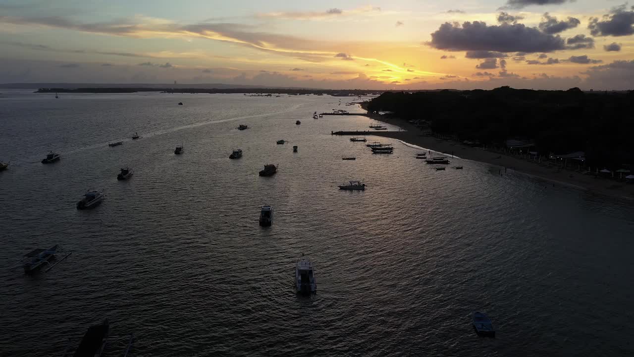 戏剧性的日落在著名的Sanur海滩，与它的码头宝塔，在巴厘岛，印度尼西亚视频素材