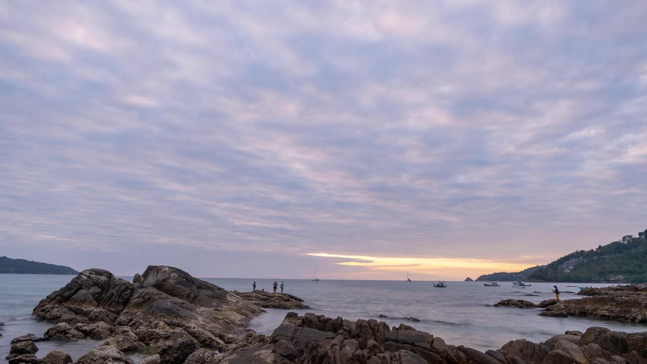 长时间曝光与运动模糊的海景在岩石悬崖在日落天空在海上的概念，自然环境和旅行背景视频素材