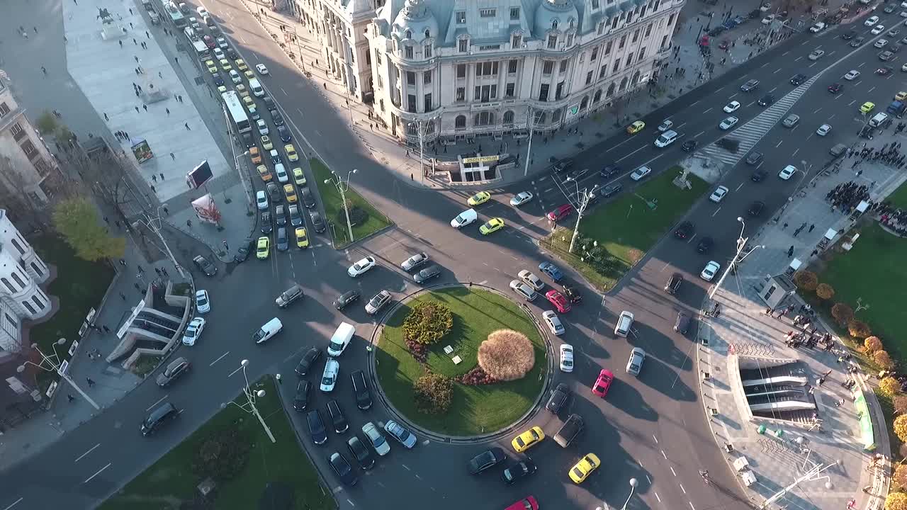 航拍罗马尼亚布加勒斯特市中心繁忙的环岛。4k。上面的街道。视频素材