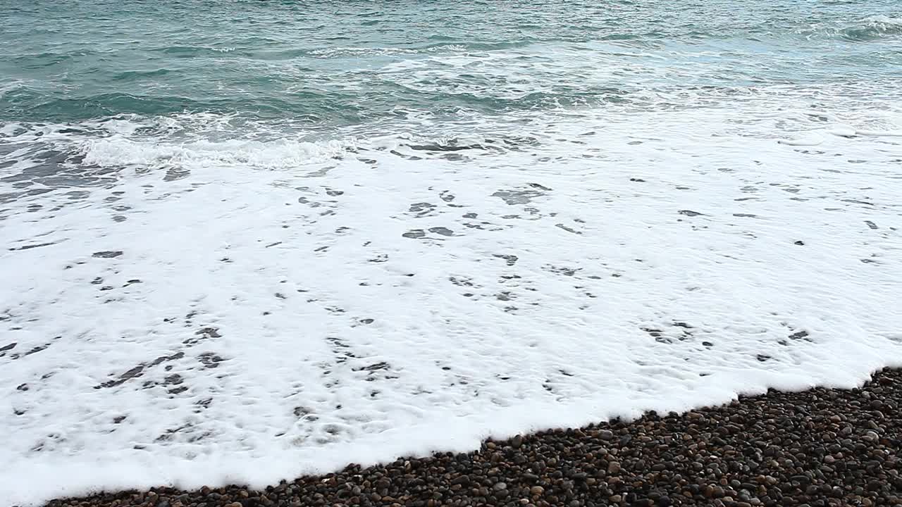 海浪，海浪在一个阴天的石头海岸，正面观看。视频素材