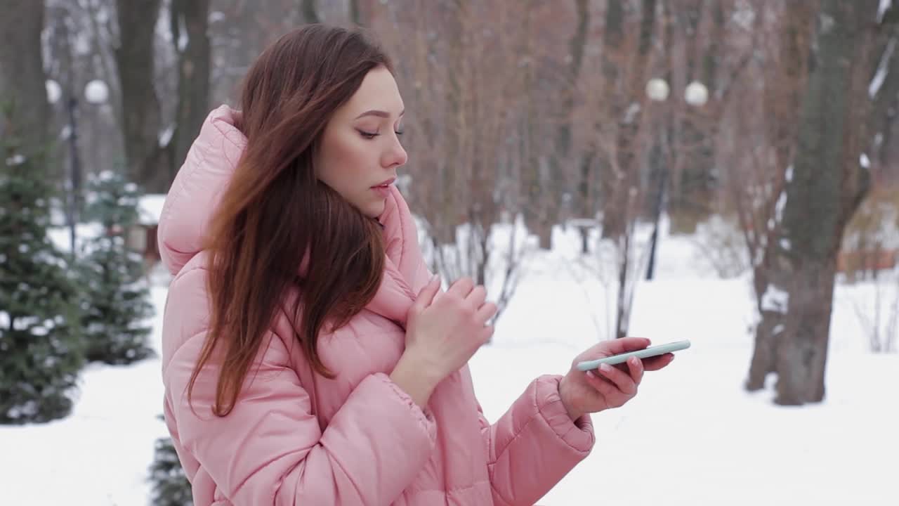 带着全息投资策略的红发女孩视频素材