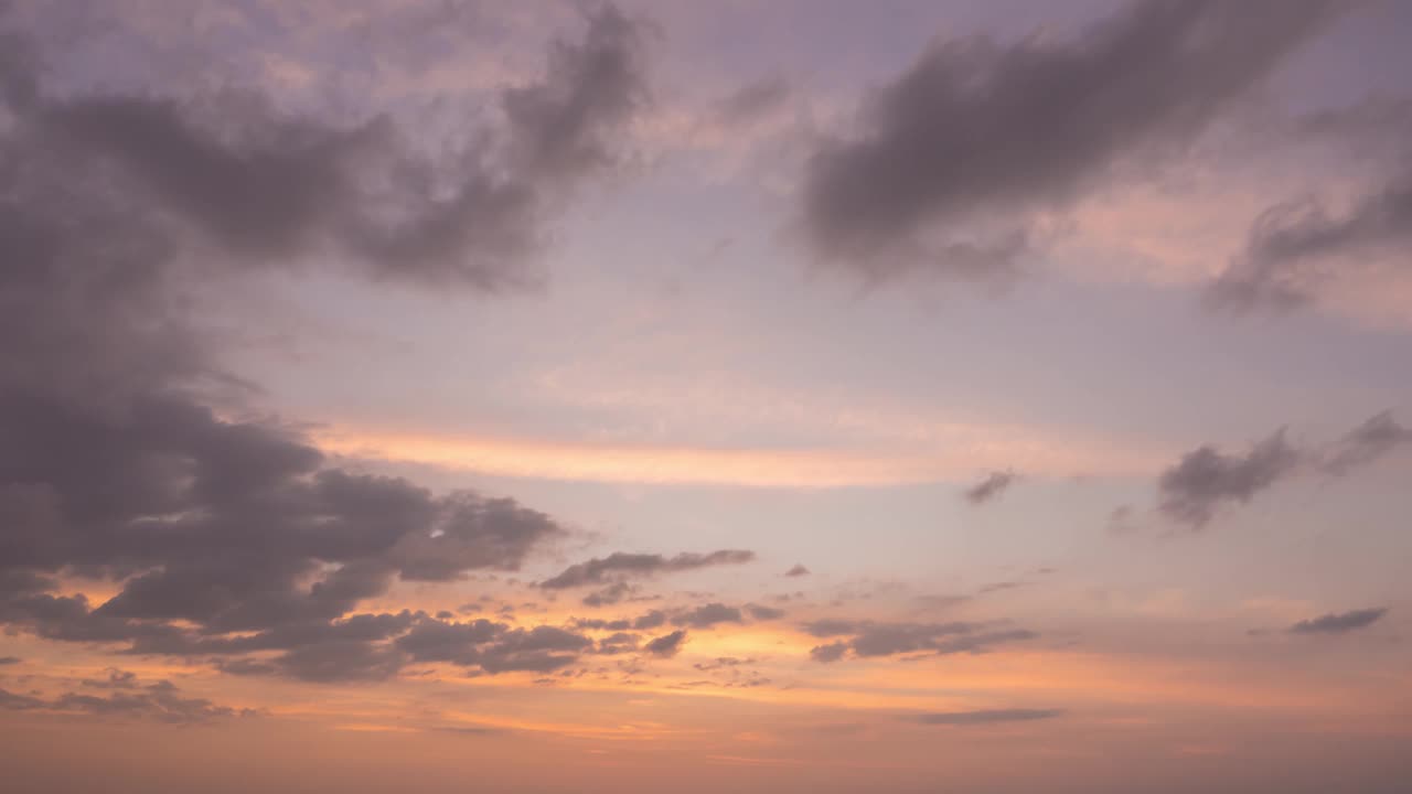 柔和的紫色橙粉色日落天空五彩的云，黄昏云景的时间推移的背景，令人惊叹的甜蜜浪漫的夜晚天空，b卷4k镜头的天空风景自然光风景视频素材