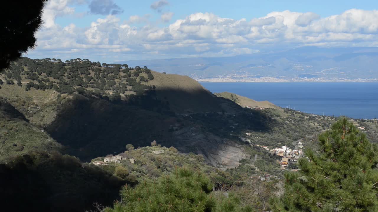 从山上看到的墨西拿海峡视频素材