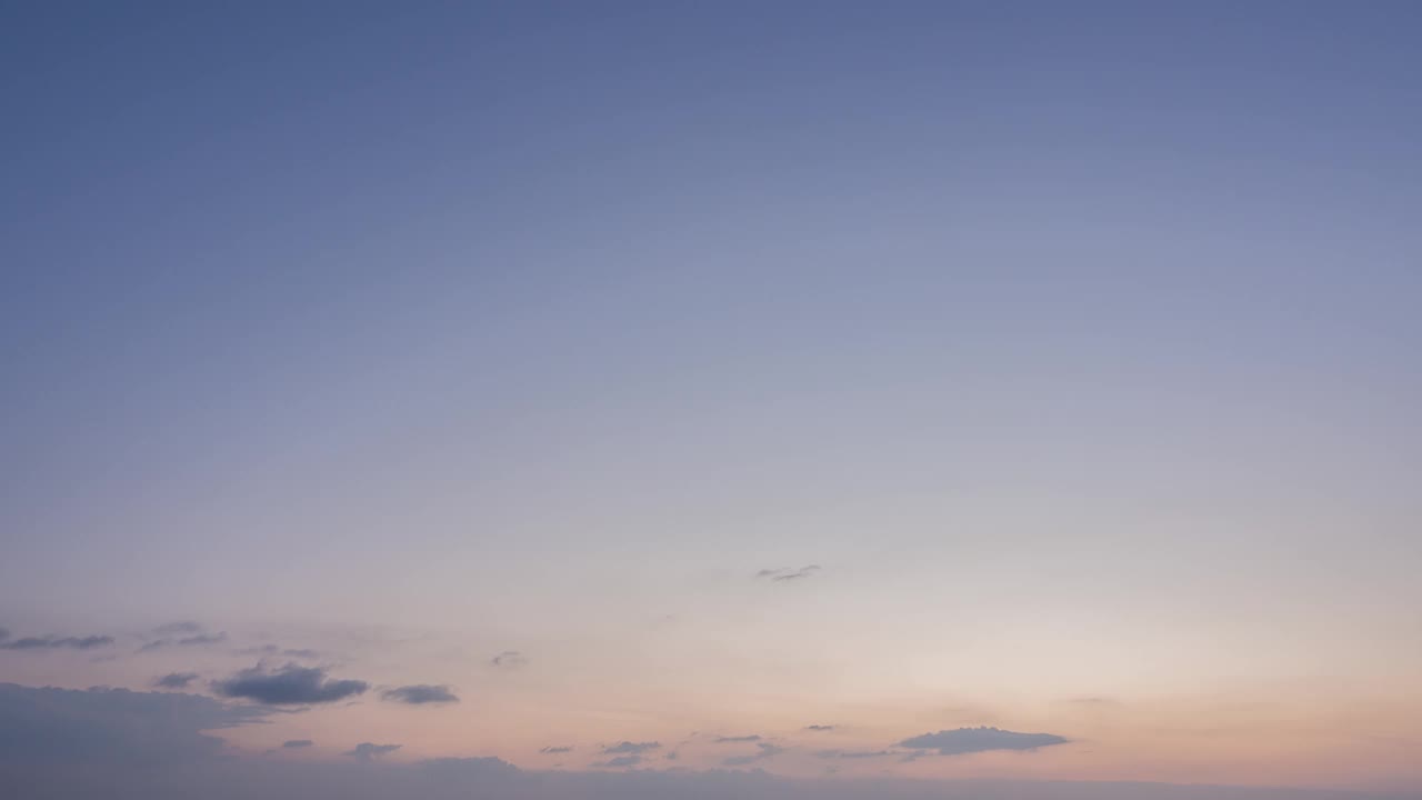 日落的颜色柔和的天空的蓝色。灰色的云在低层大气中移动。五彩缤纷的阳光在水平。蓝色宽阔的空间在晚上的全景。新鲜空气在臭氧层视频素材