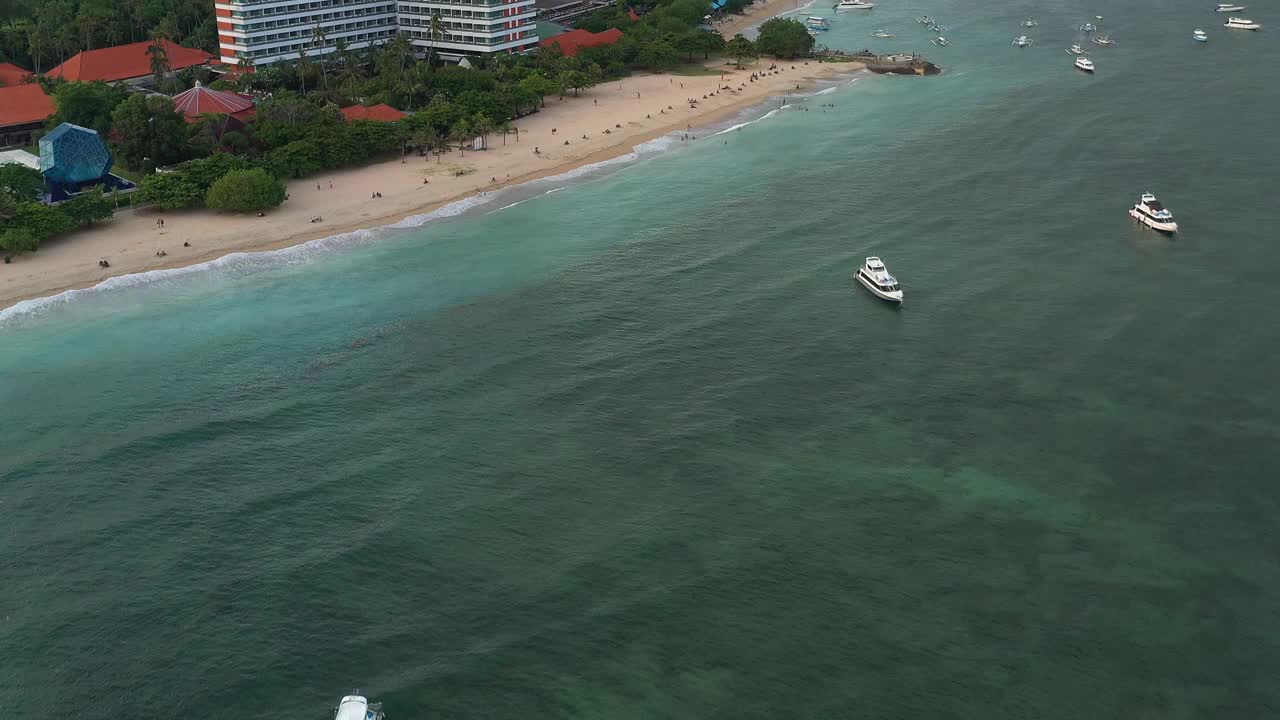 无人机拍摄的印度尼西亚巴厘岛著名的Sanur海滩视频素材