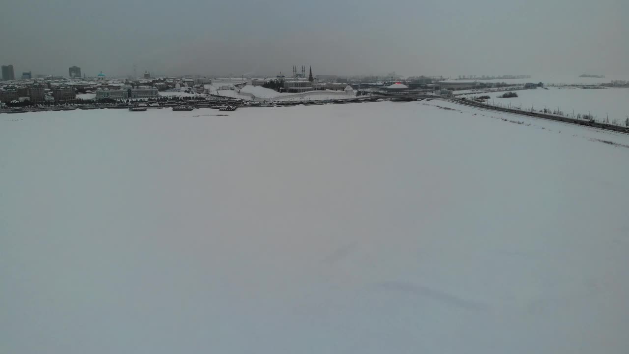 鸟瞰图喀山克里姆林宫鞑靼斯坦下冻结的河流。冰雪的冬天视频素材