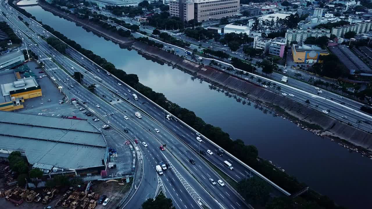 Tiete河鸟瞰图，在São保罗，与边际Tiete大道视频素材