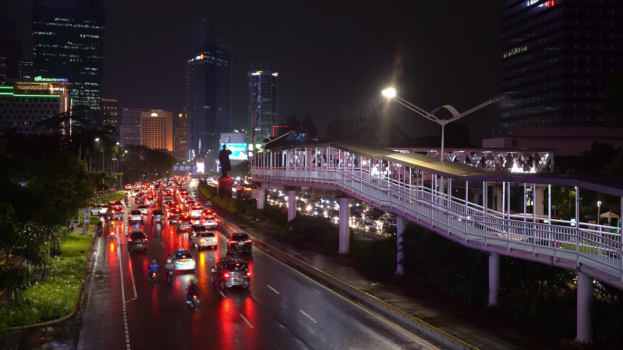 一个雨夜，印尼首都雅加达商业区的交通状况视频素材