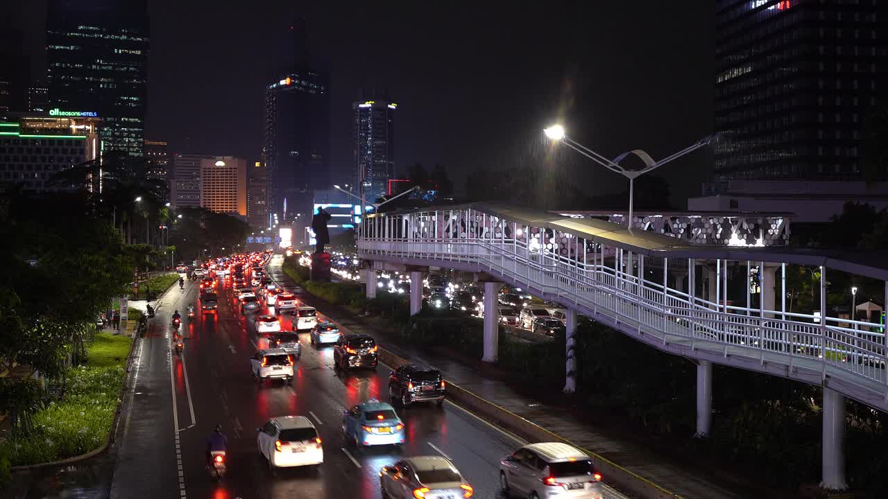 一个雨夜，印尼首都雅加达商业区的交通状况视频素材