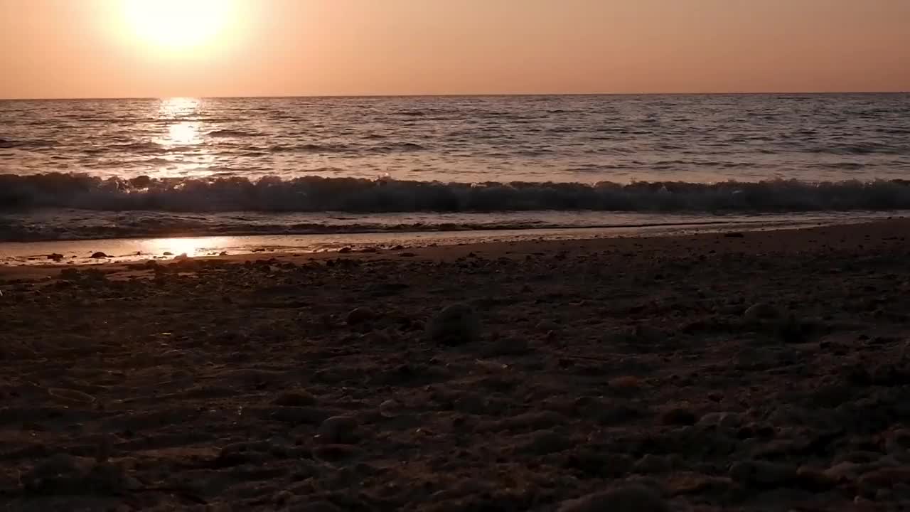 夏威夷日落海滩令人惊叹的景色。夏季热带日落或日落海面景观。太阳、云和海浪。美丽的景色日落在海上，海浪撞击海滩视频素材