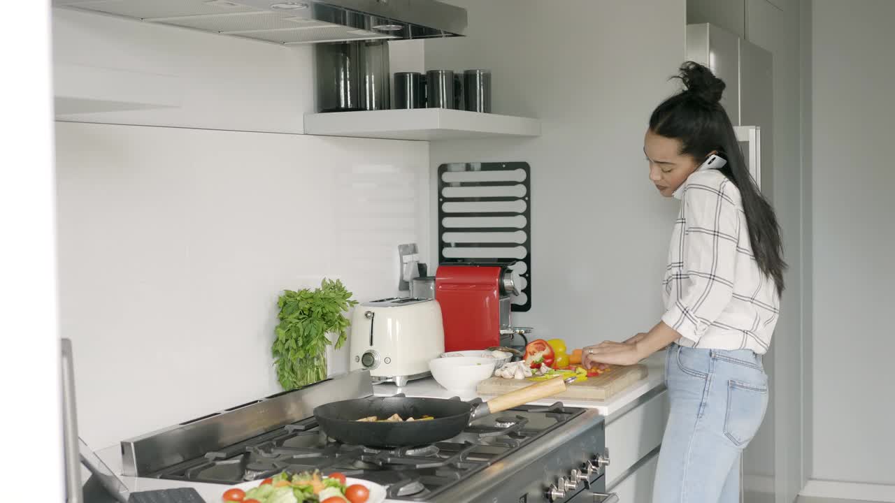 女性切菜和用手机视频素材