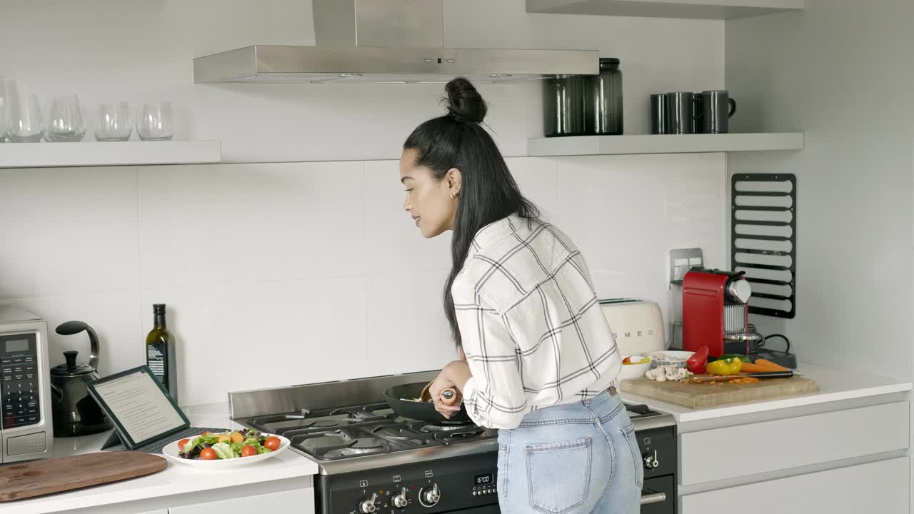 非裔美国妇女在数字平板电脑上烹饪食谱视频素材