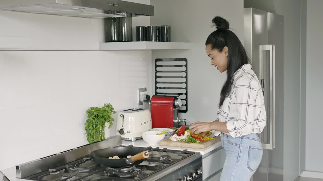 在厨房里准备食物的快乐女人视频素材