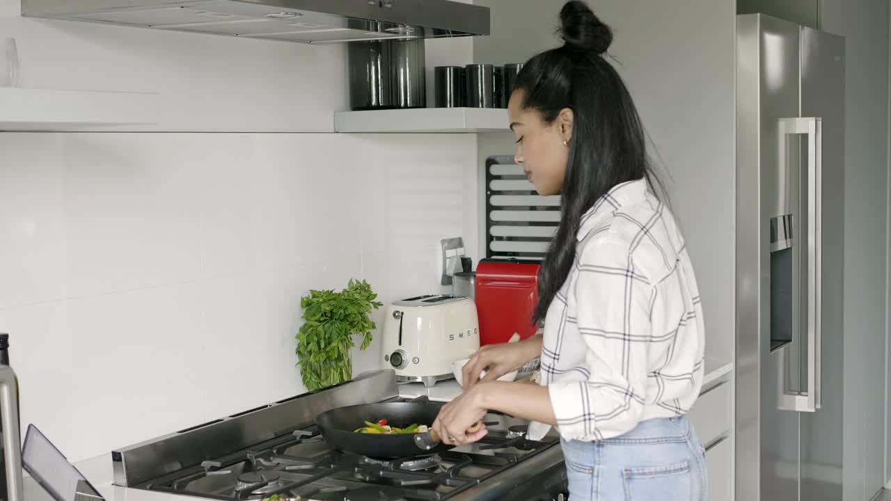 非裔美国妇女在平底锅里煮蔬菜视频素材