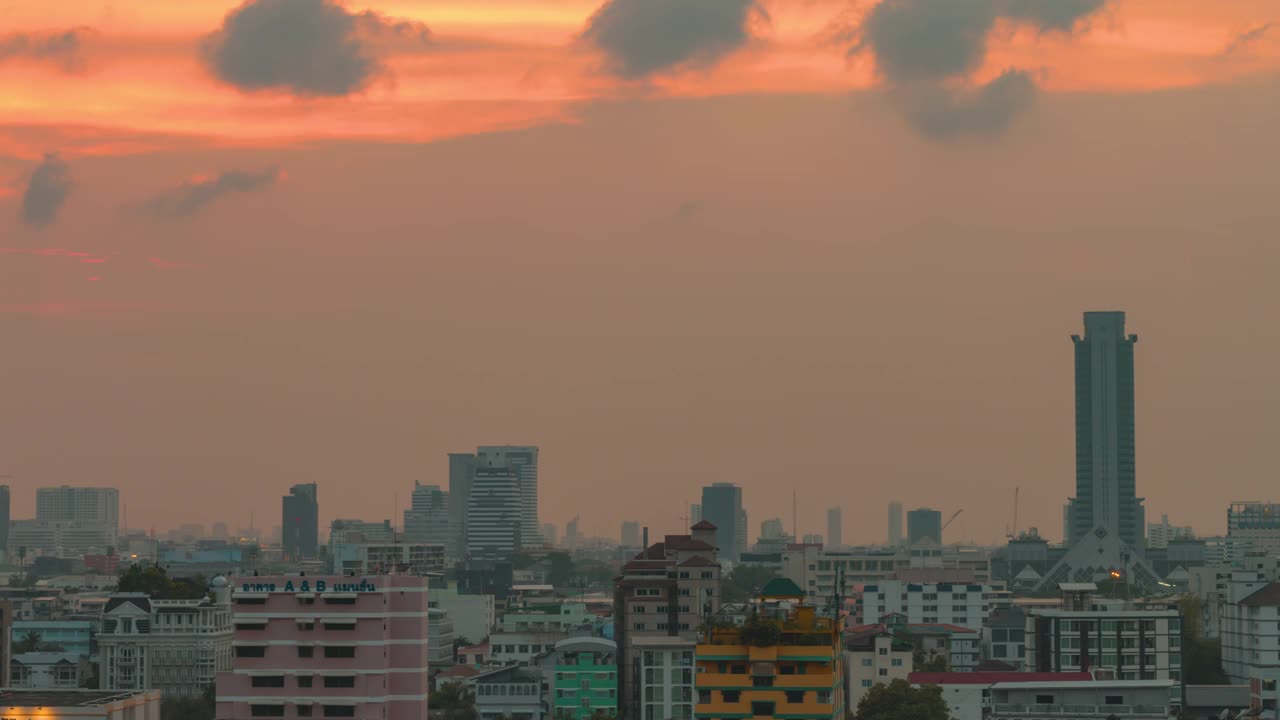 今晚日落延时和倾斜曼谷城市景观。城市的概念。视频素材