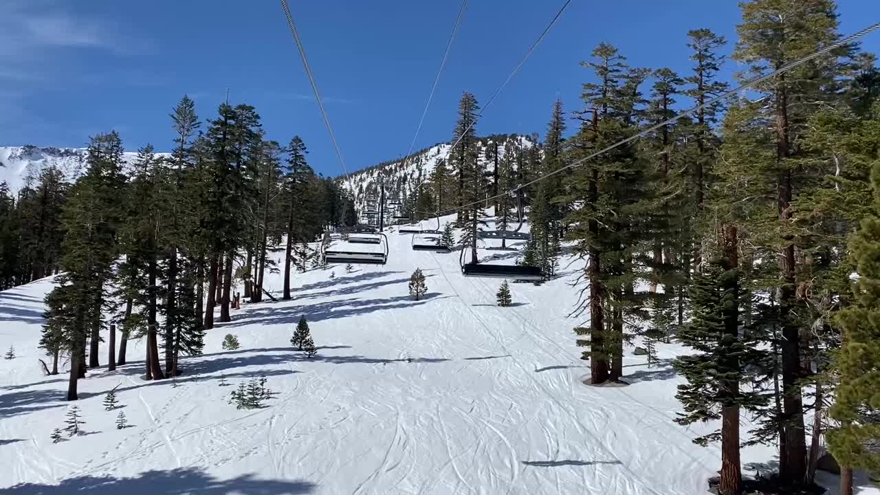 山上空荡荡的滑雪缆车。视频下载