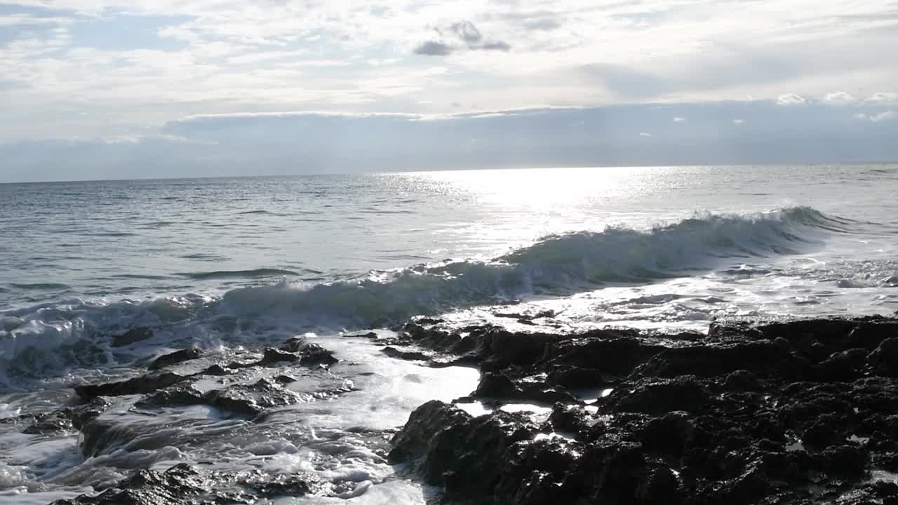 离子海的强烈波浪拍打着海岸视频素材