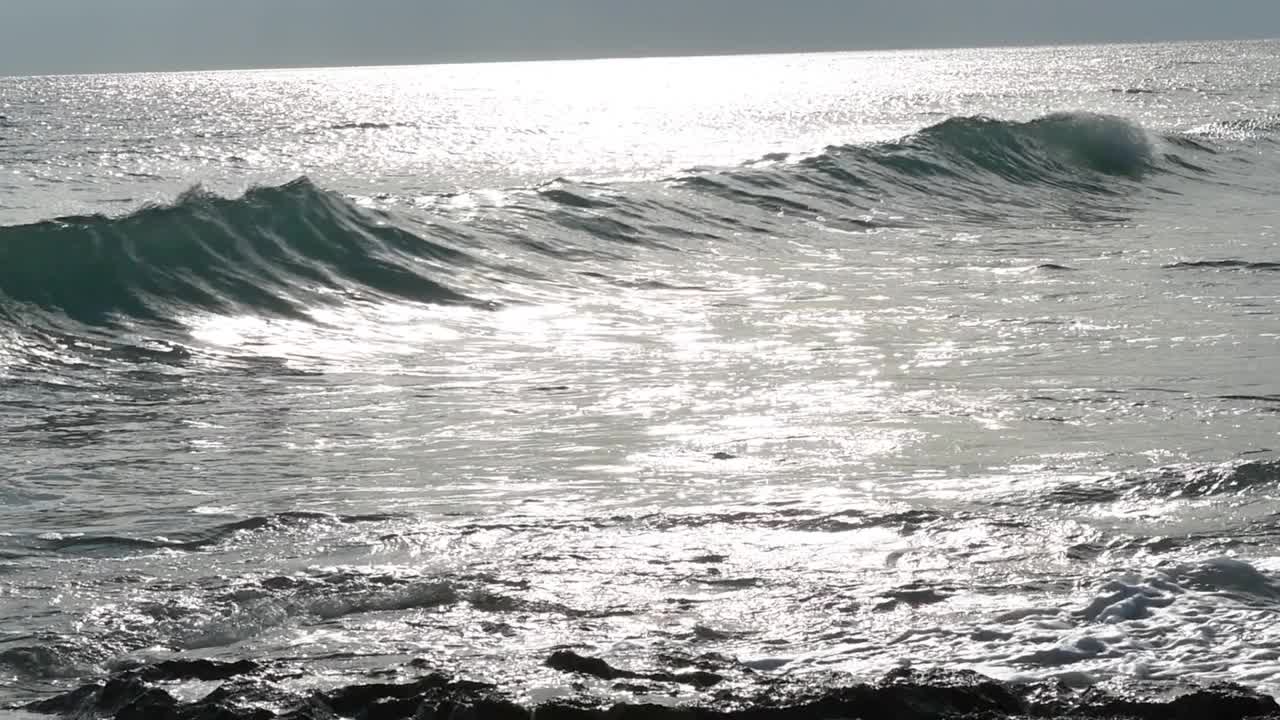 离子海的强烈波浪拍打着海岸视频素材