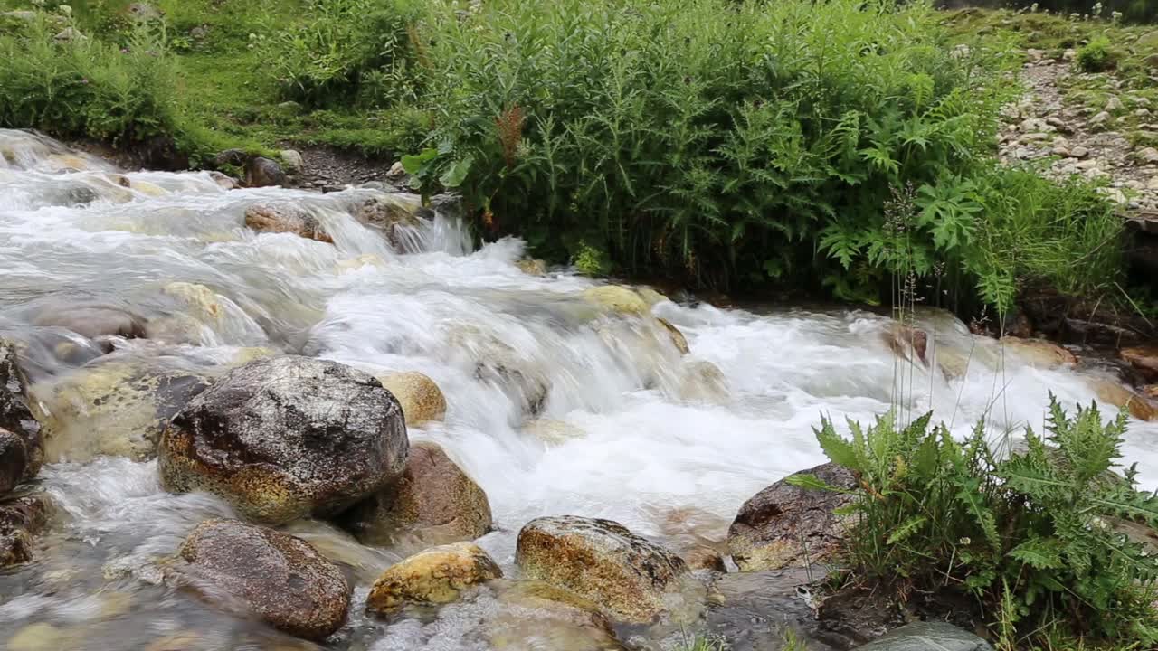 山河在石头上流淌视频素材