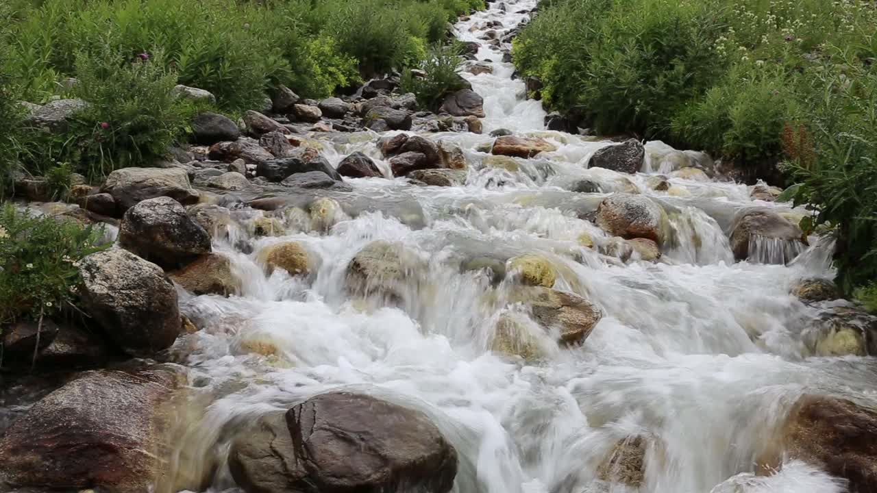 山涧在石头上流淌。高加索地区的河流视频素材