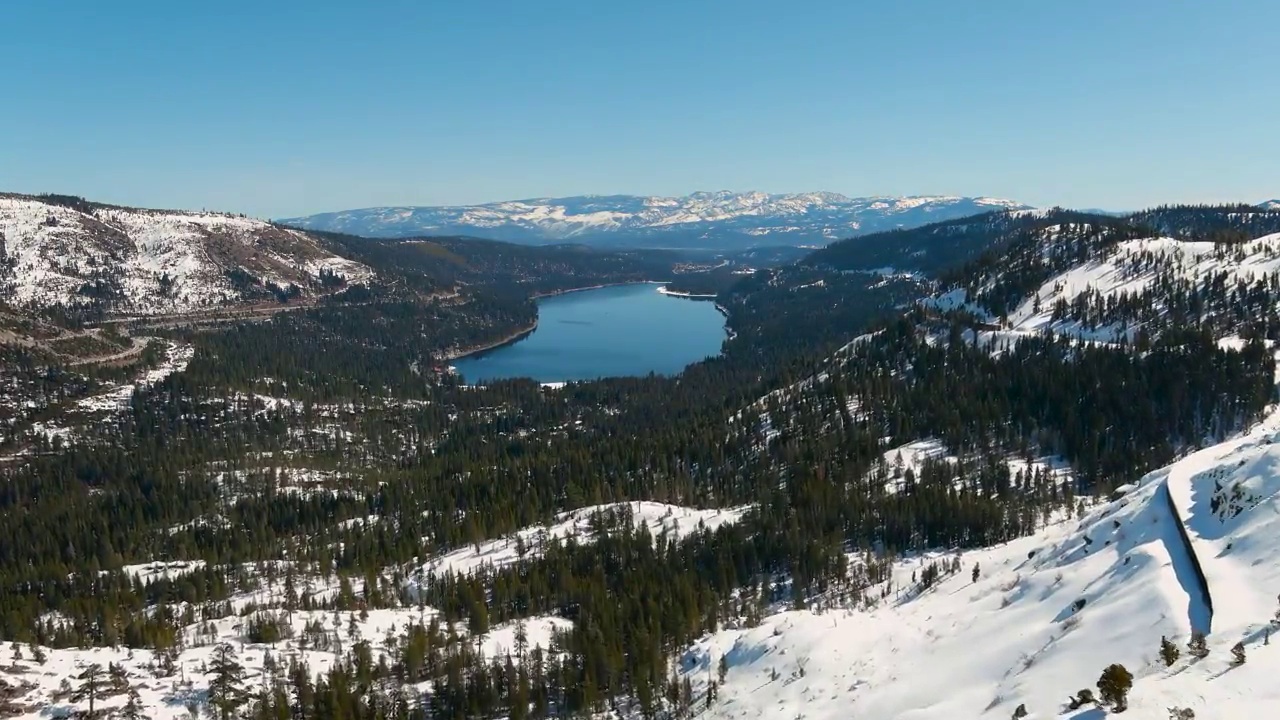 在雪山上空的空中俯瞰高山湖泊视频素材