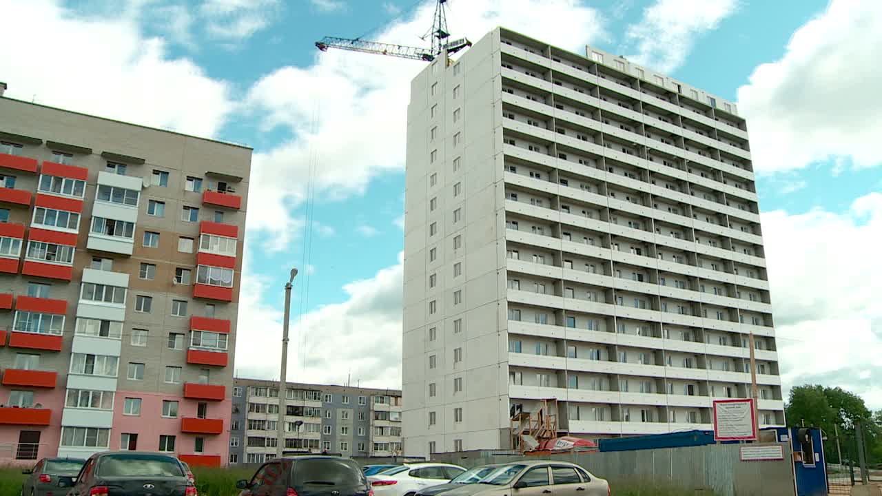施工塔吊在蓝天下施工一座住宅楼视频素材
