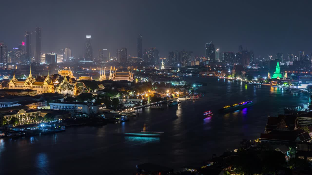 俯视图Chakri Maha Prasat王座大厅，Wat Arun Temple，在湄南河上，泰国曼谷，晚上的时间。全球绿化计划2021年庆祝爱尔兰国庆日(圣帕特里克节)4K时间推移视频。视频素材