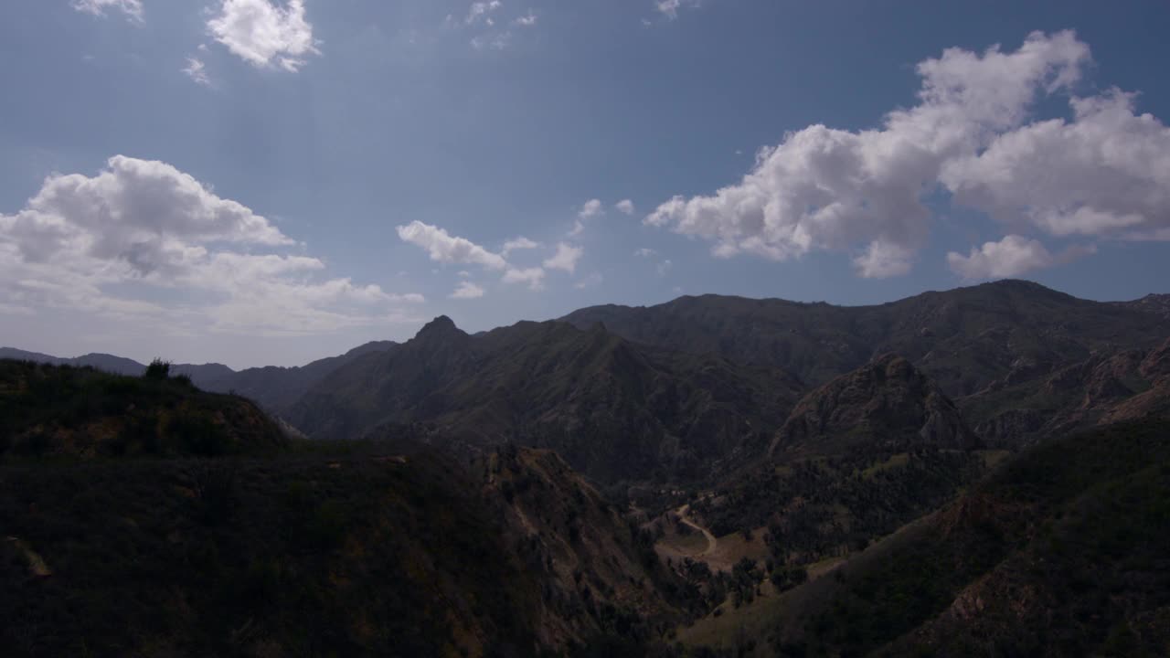 戏剧性的宽视野时间流逝的云漂浮在山谷视频下载