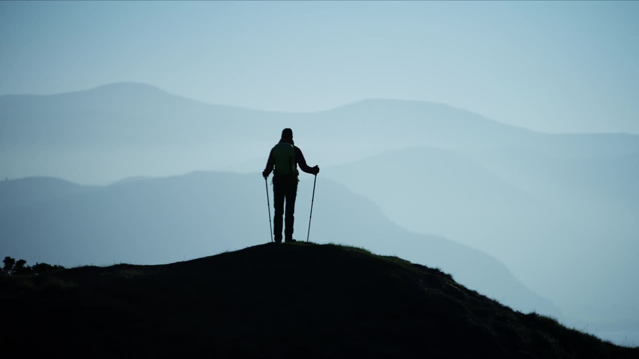 斯诺登尼亚山顶徒步旅行者的剪影视频素材