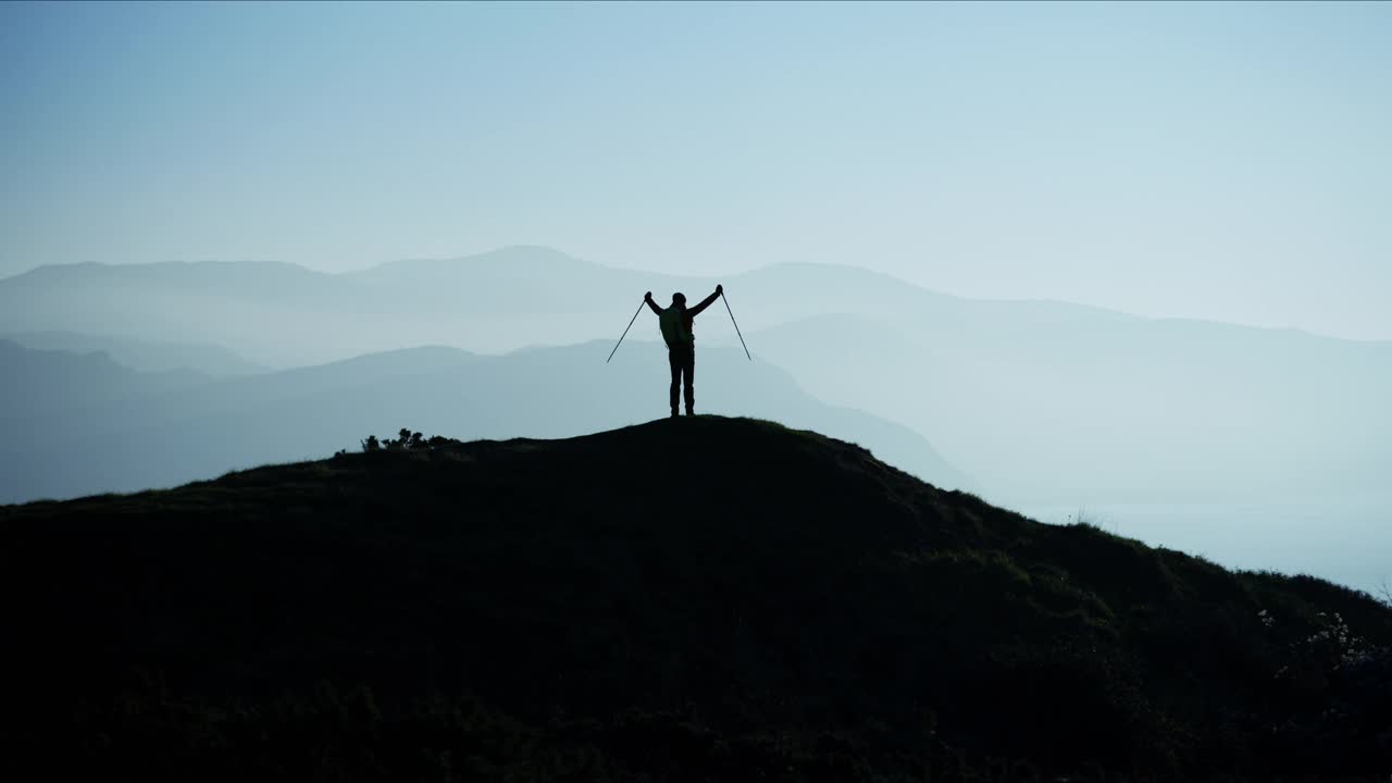 剪影徒步旅行者庆祝实现目标斯诺登尼亚威尔士视频素材