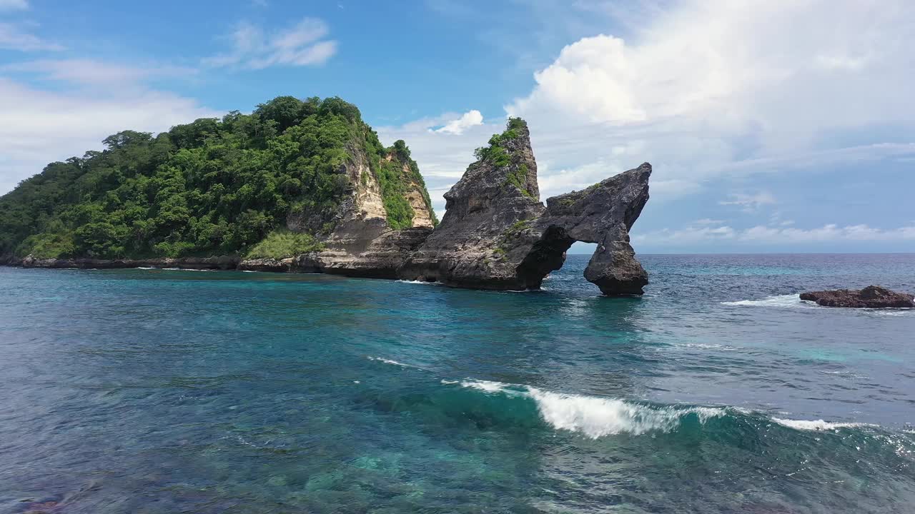 戏剧性的Batupadasan岛鸟瞰图在Atuh海滩努沙佩尼达在巴厘岛，印度尼西亚视频素材