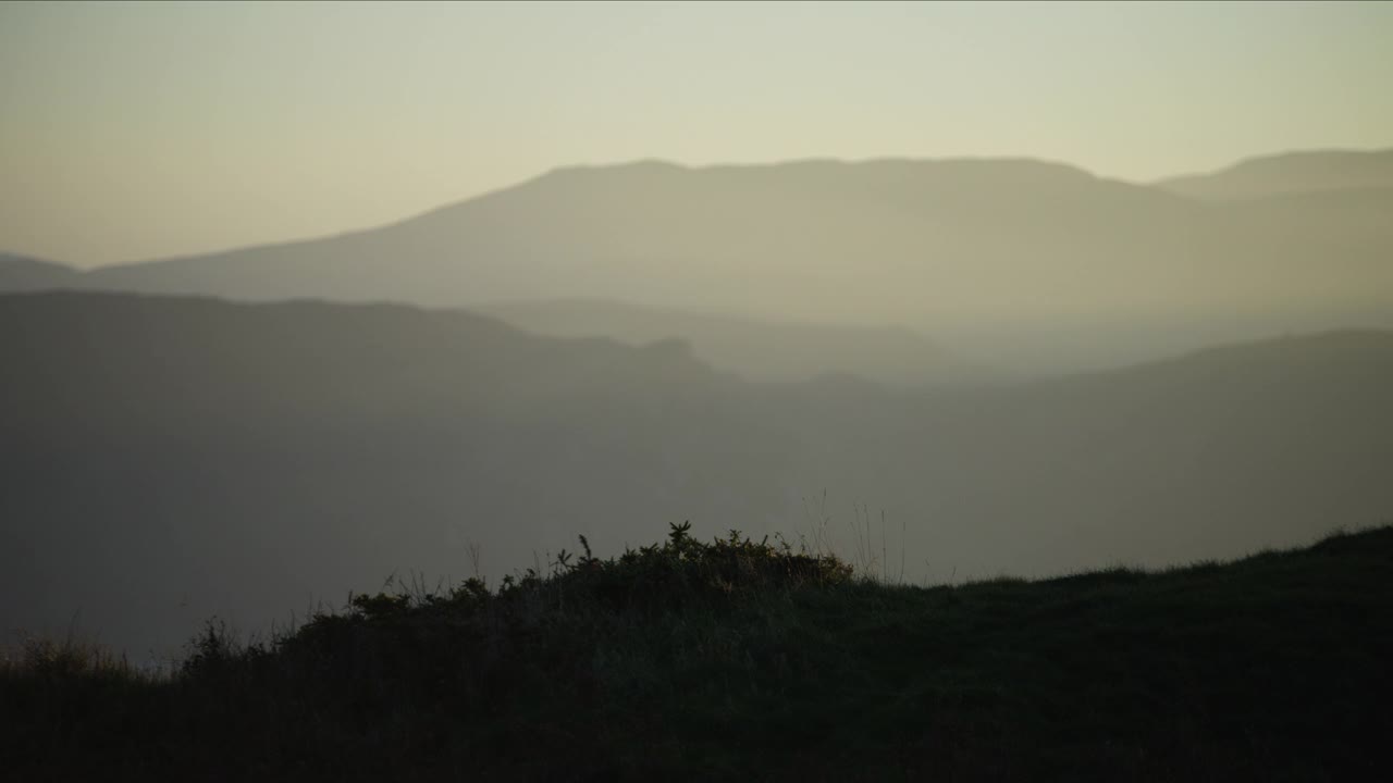 在斯诺登尼亚山顶实现抱负的徒步旅行者的剪影视频素材