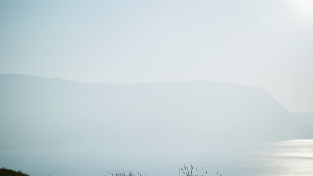 登山者在斯诺登尼亚山顶取得成功的剪影视频素材