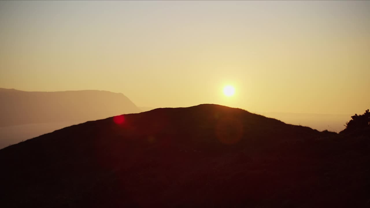 在日出的斯诺登尼亚山徒步旅行者的剪影视频素材