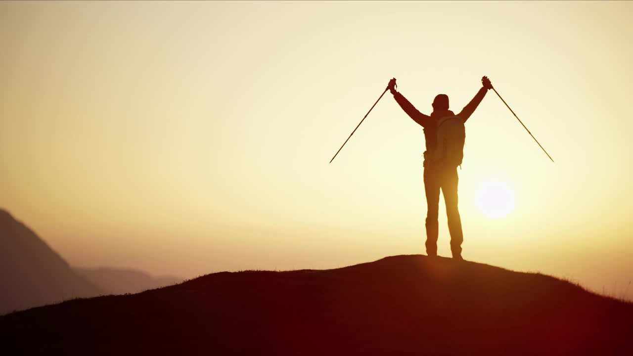 在日出的斯诺登尼亚取得成功的徒步旅行者的剪影视频素材