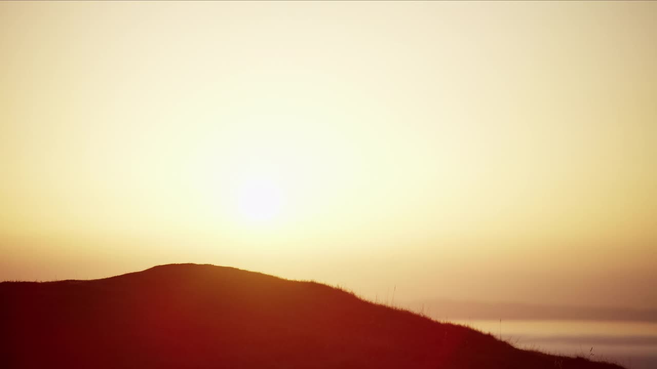 在日出的斯诺登尼亚威尔士徒步旅行者的剪影视频素材