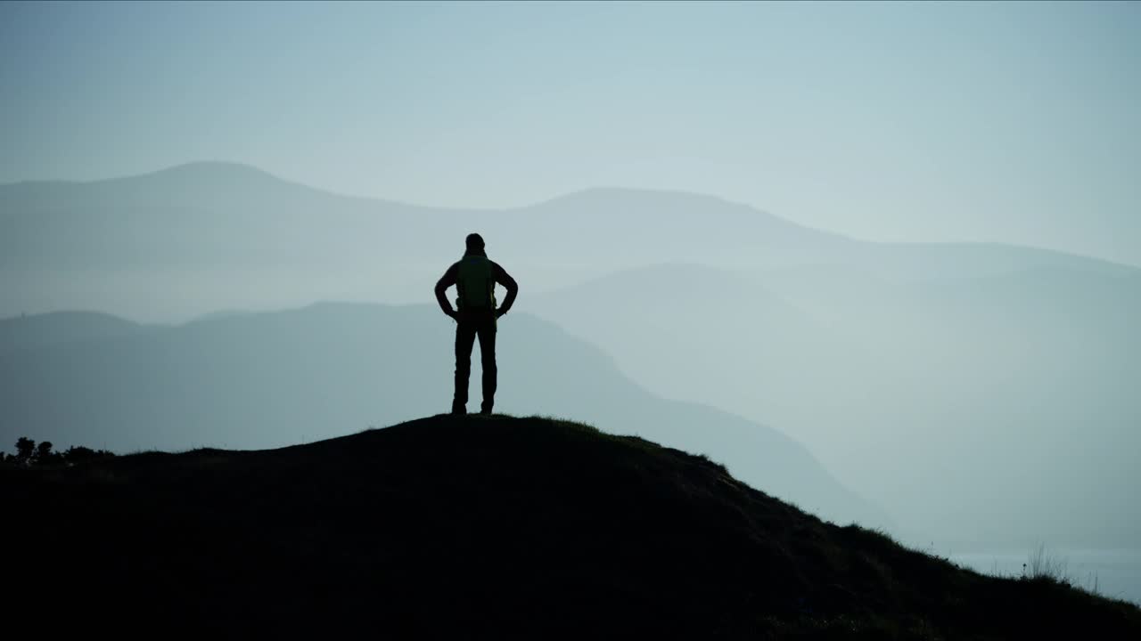 斯诺登尼亚山顶徒步旅行者的剪影视频素材