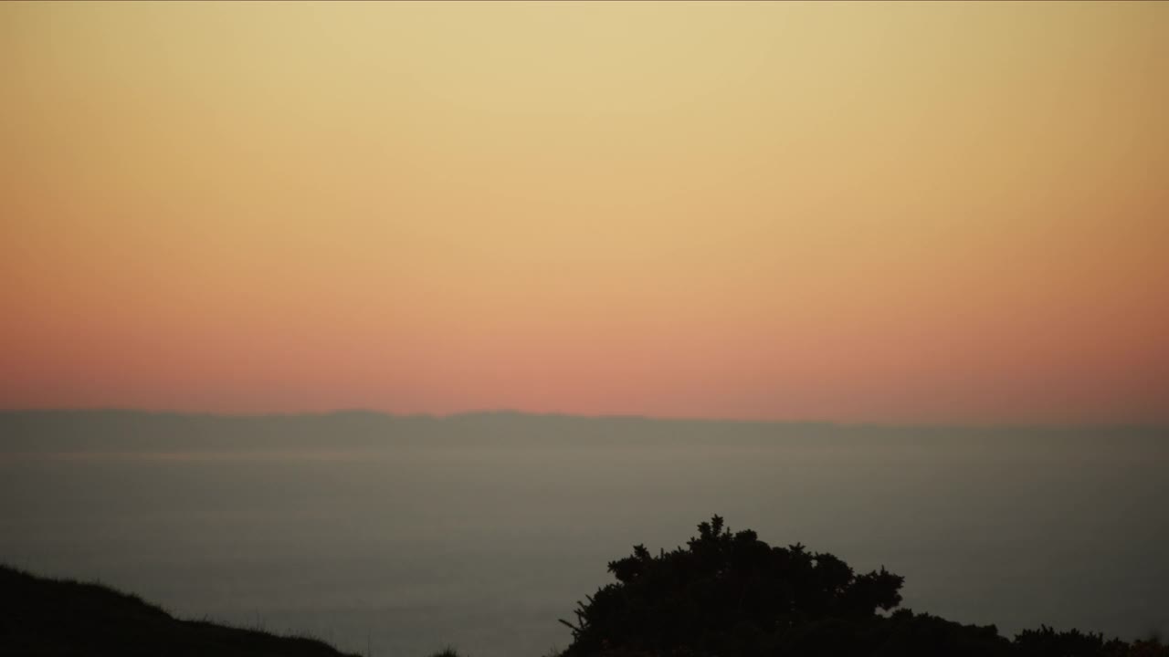 在日出的斯诺登尼亚山徒步旅行者的剪影视频素材