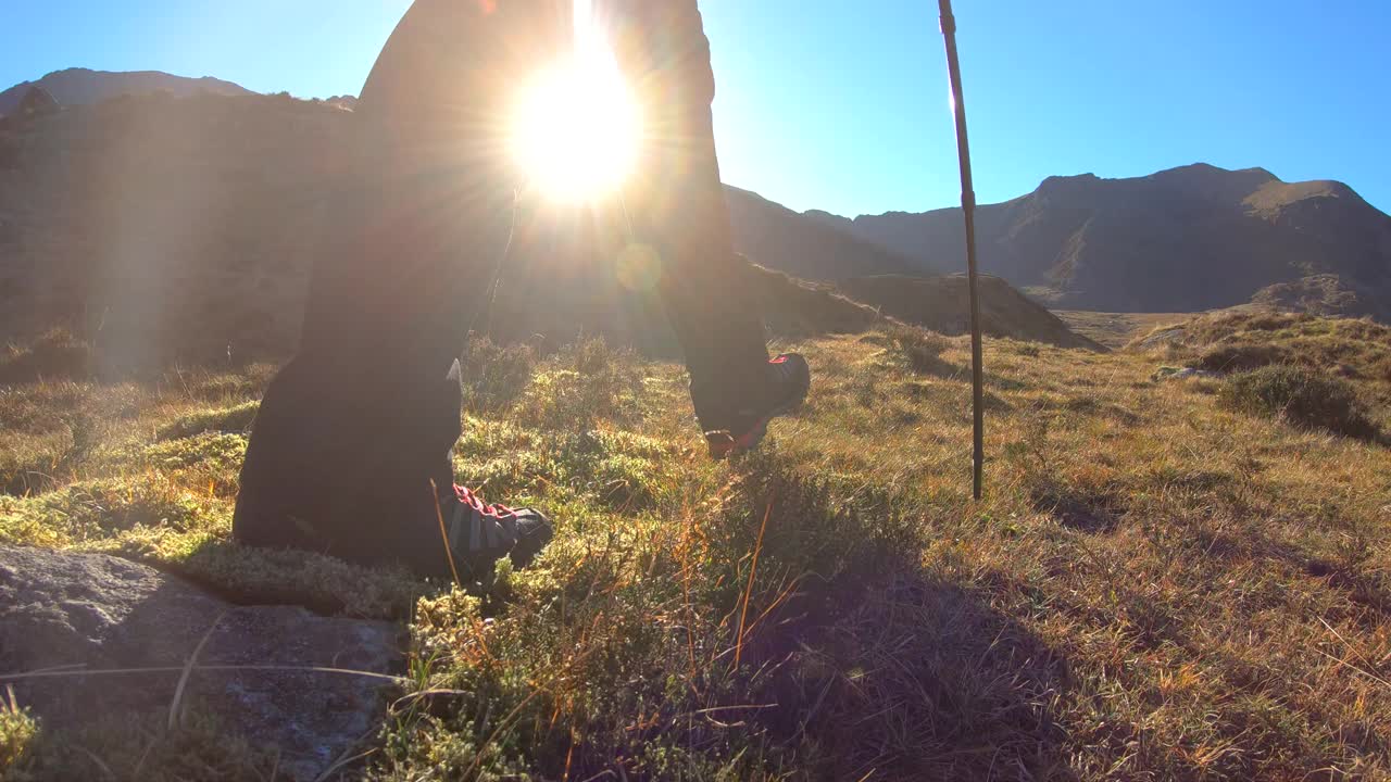 在威尔士斯诺登尼亚山脉徒步探险的旅行者视频素材