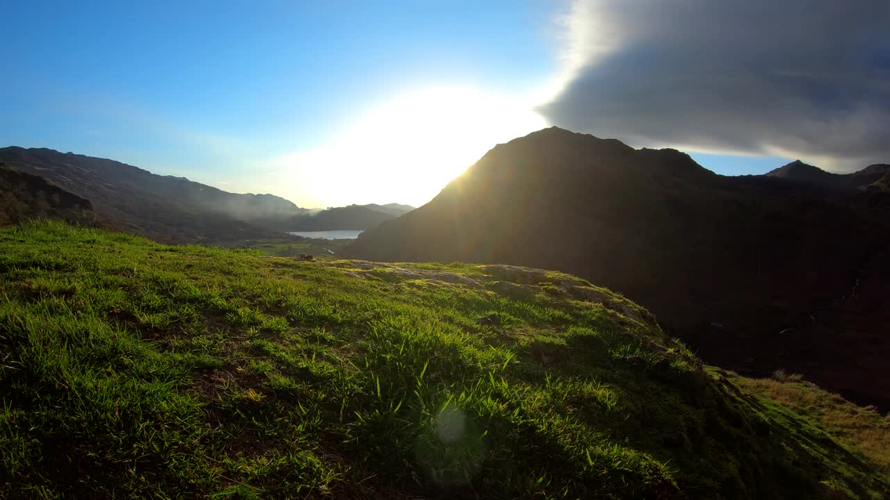 在威尔士斯诺登尼亚山脉徒步探险的徒步旅行者视频素材