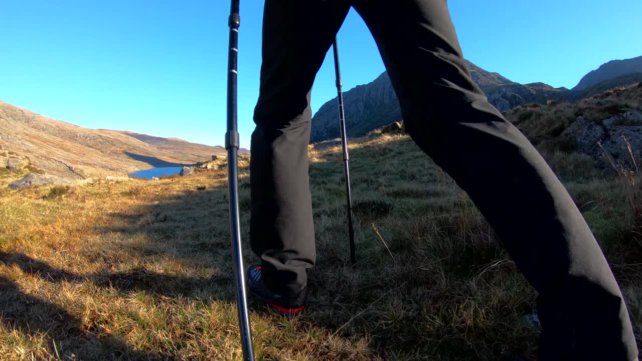 在威尔士斯诺登尼亚山脉徒步探险的徒步旅行者视频素材