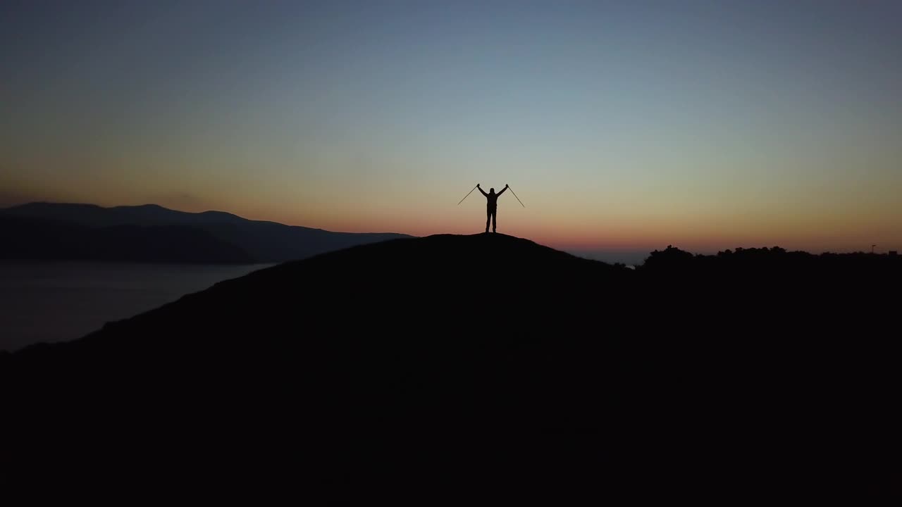 空中剪影的旅行者取得成功的斯诺登尼亚威尔士视频素材