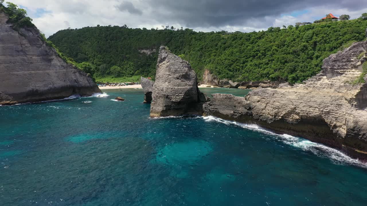 印度尼西亚巴厘岛努沙佩尼达田园诗般的阿图海滩的戏剧性鸟瞰图视频素材