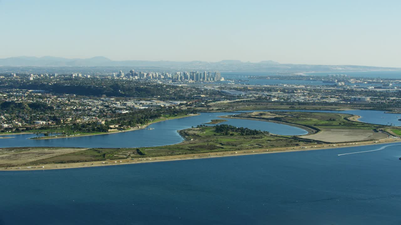 鸟瞰图Mission Bay San Diego城市摩天大楼视频素材