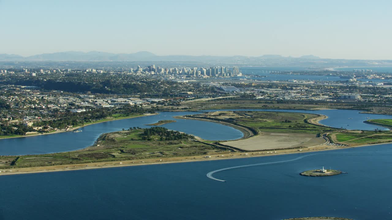 鸟瞰图Mission Bay San Diego城市摩天大楼视频素材