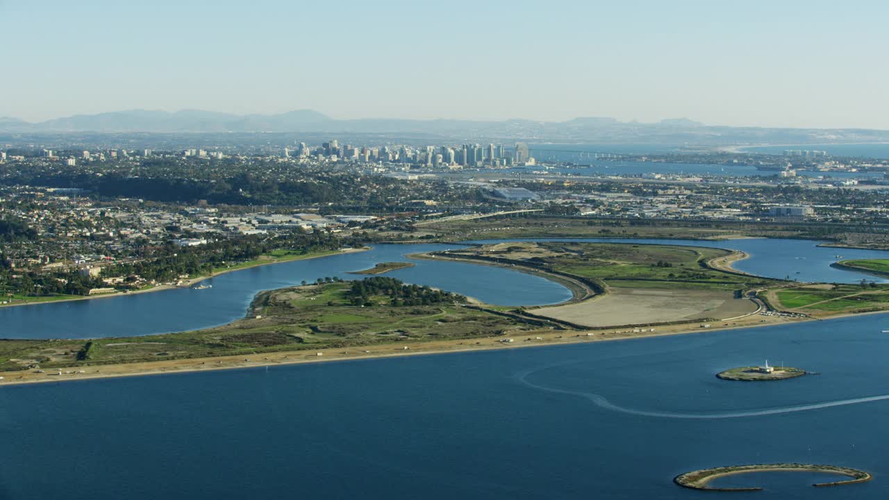 鸟瞰图Mission Bay San Diego城市摩天大楼视频素材