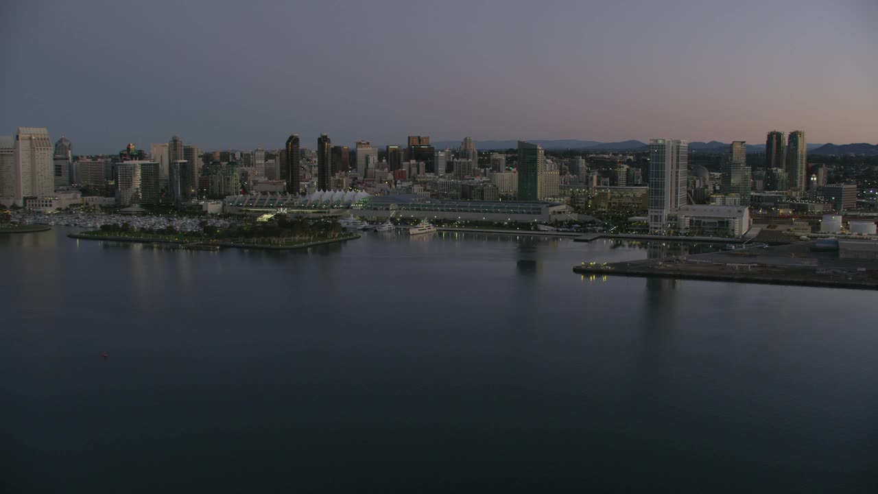 航空黎明照亮海港视图圣地亚哥湾视频素材