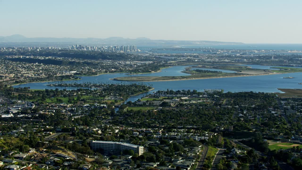 鸟瞰图Mission Bay San Diego城市摩天大楼视频素材